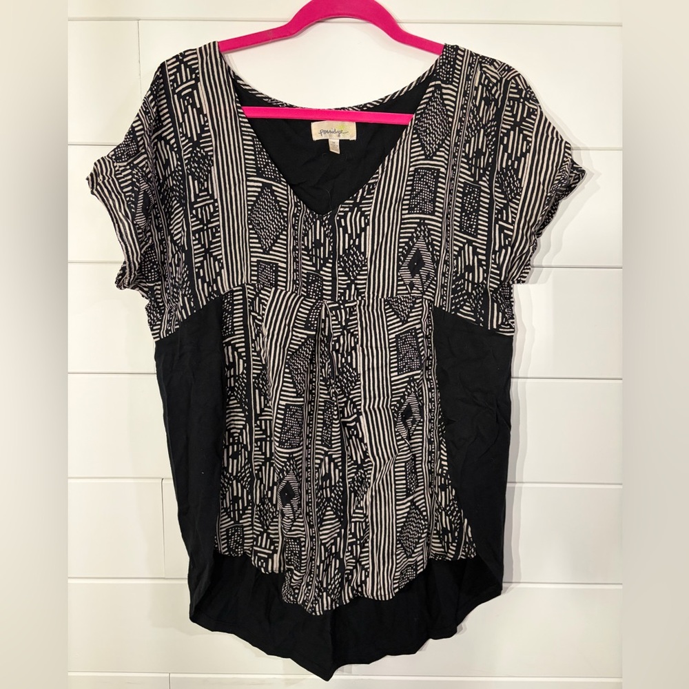 Chic Black and White Patterned Blouse